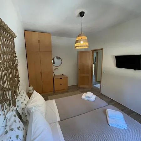 Paralia Homes Peaceful 2 Bedroom, Unit # 2 بيت للعطل كريوبيجي