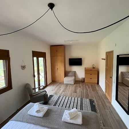 Дом отдыха Paralia Homes Peaceful 2 Bedroom, Unit # 2 Криопиги