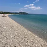 Paralia Homes Peaceful 2 Bedroom, Unit # 2 Hébergement de vacances *